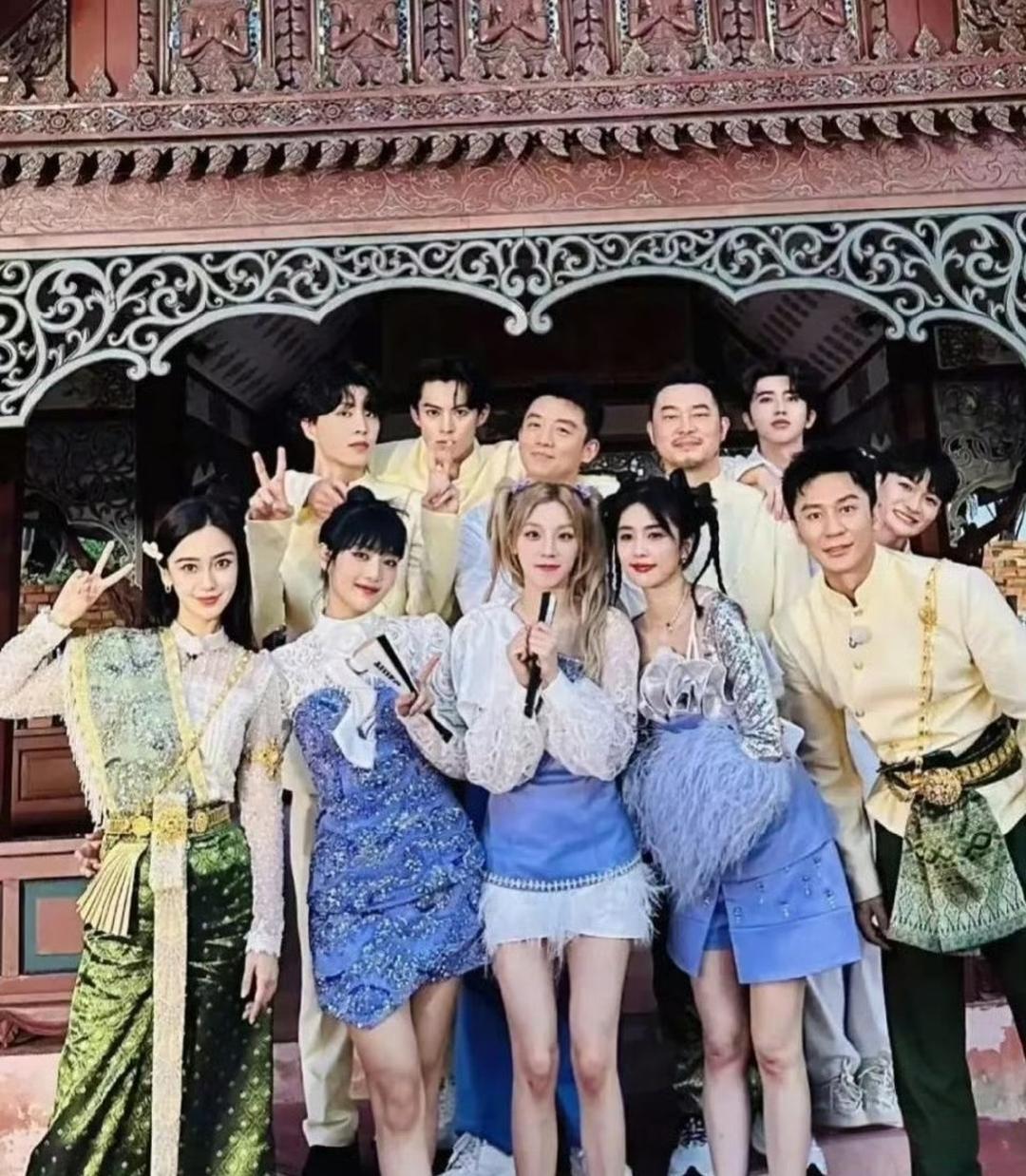 这张跑男的大合照里，感觉Angelababy像是单独开了美颜一样，真的太好看了，