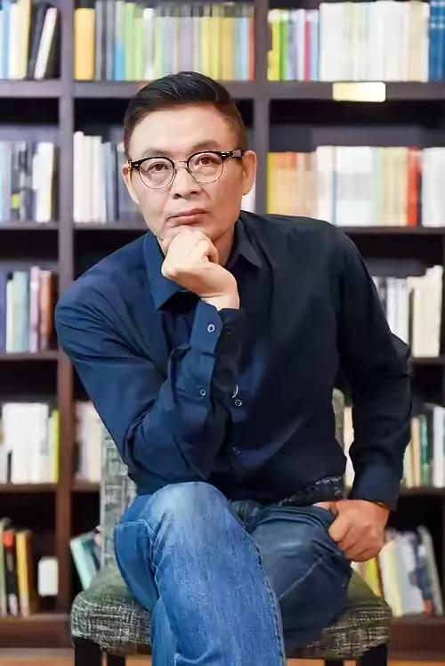 中国作协副主席麦家说：“我从不去管别人背后怎么议论我，人生就这么几十年，宝贵得要
