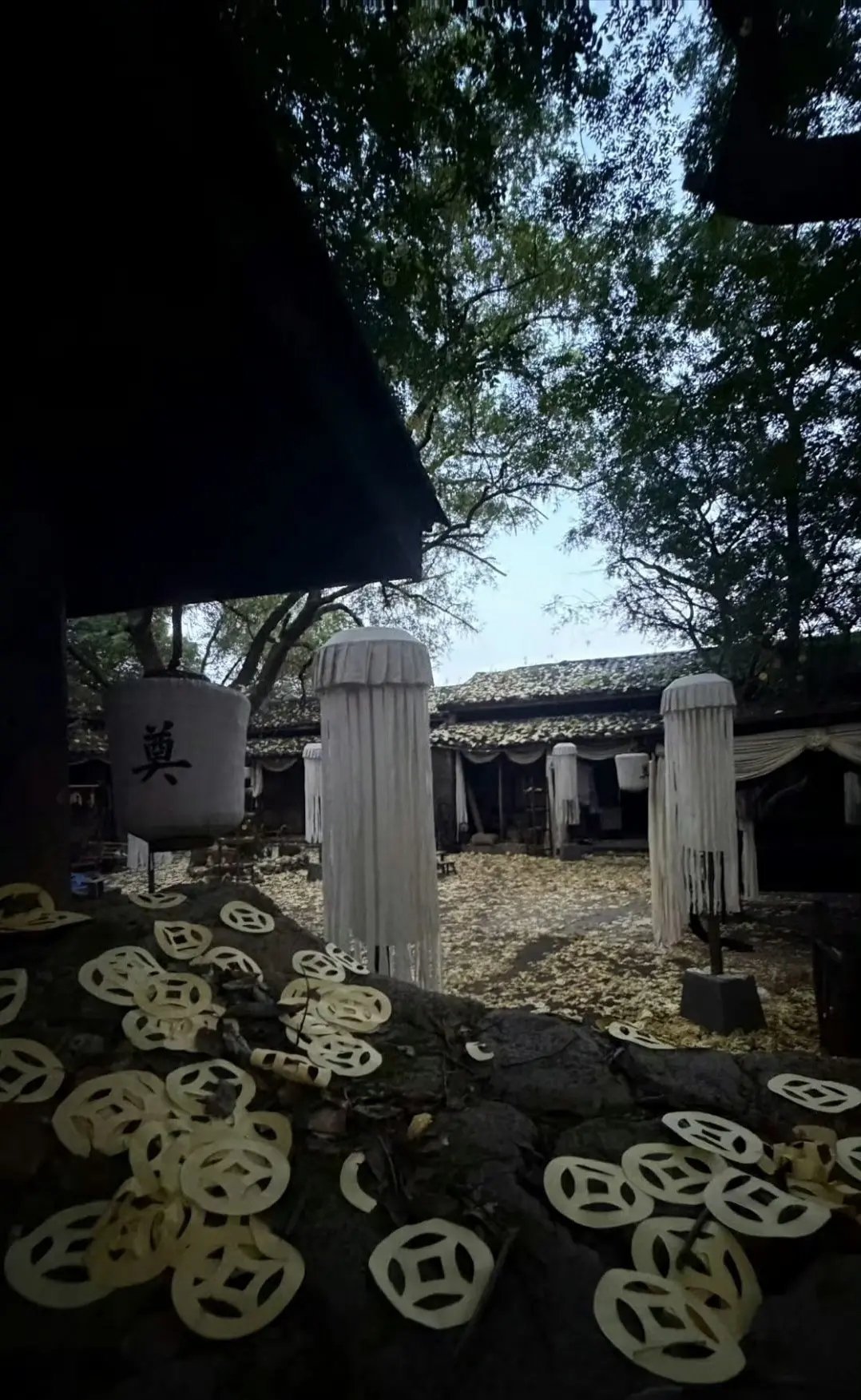 鞠婧祎《万花世界》寂静山村单元置景这置景真有那种恐惧感了