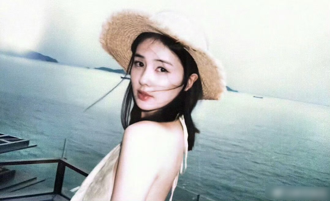 白鹿碎花泳衣 轻松的海边之旅碎花裙好清新啊白鹿