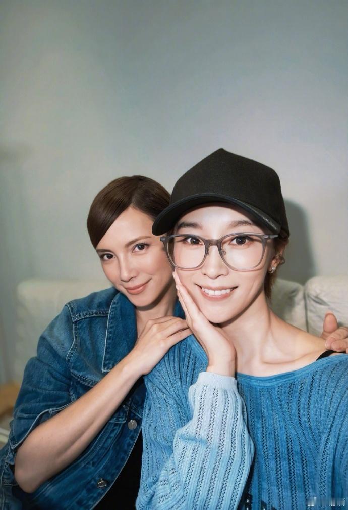 吴京领奖调侃自己的梦中情敌是李心洁自带喜剧buff的领奖现场，颁奖嘉宾是谢楠梦中