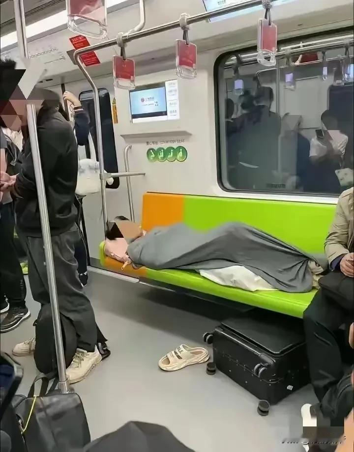 脱掉的是文明，裹住的是素质，躺下的是人生！
这位大神，真的把地铁当家了，只见他安