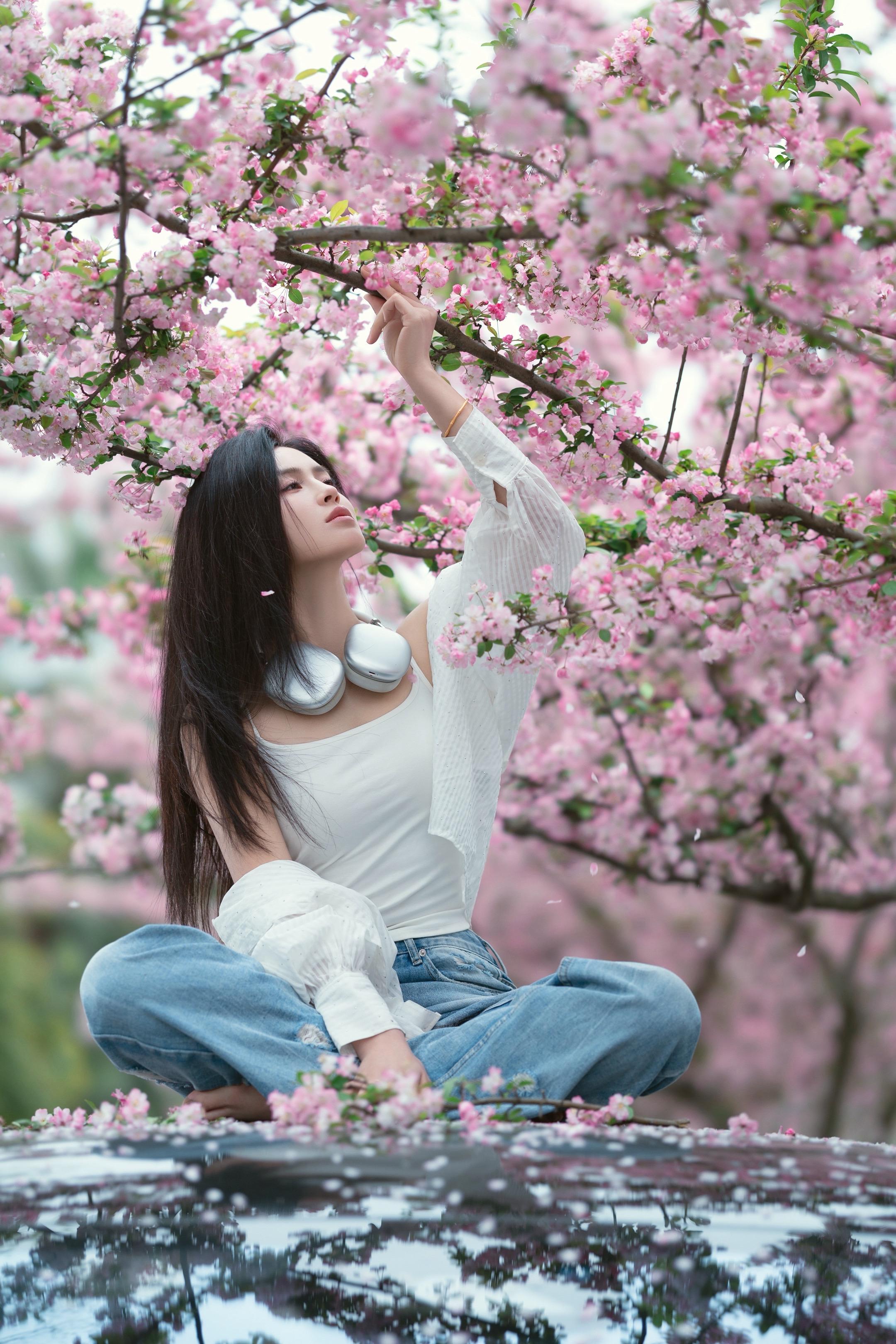 海棠不惜胭脂色，独立蒙蒙细雨中。