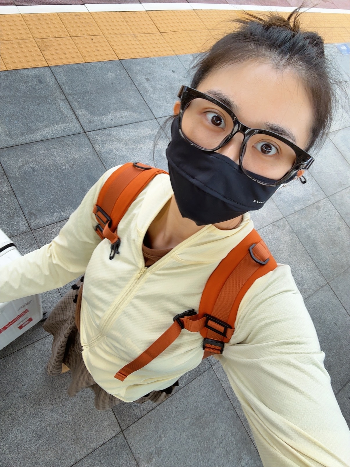 大家放心！手机在 电脑在 耳机在 眼镜在行李箱在 裙子也还在！到保定了我去找驴肉