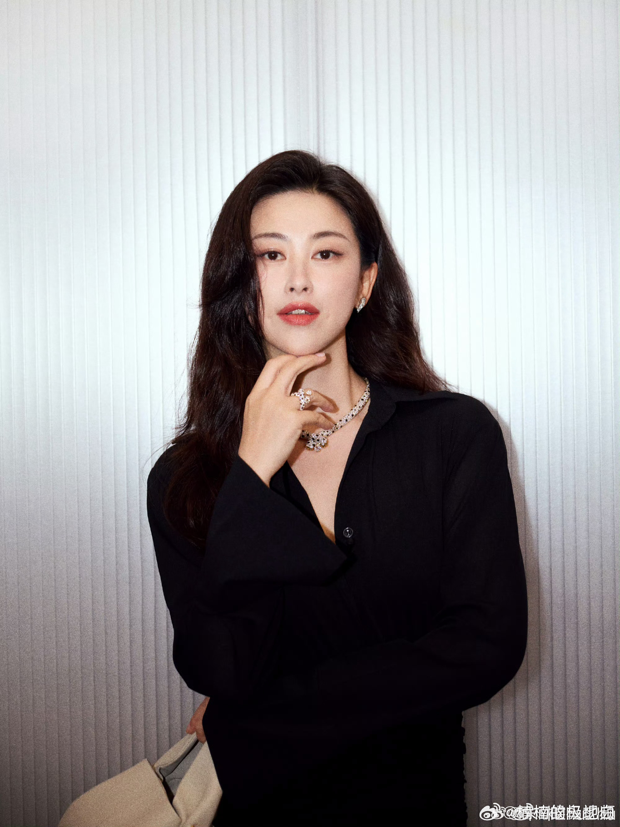 朱珠审美界最权威的母亲 《玫瑰的故事》女霸总惊艳出圈，朱珠熟女风高级贵气，不迎合
