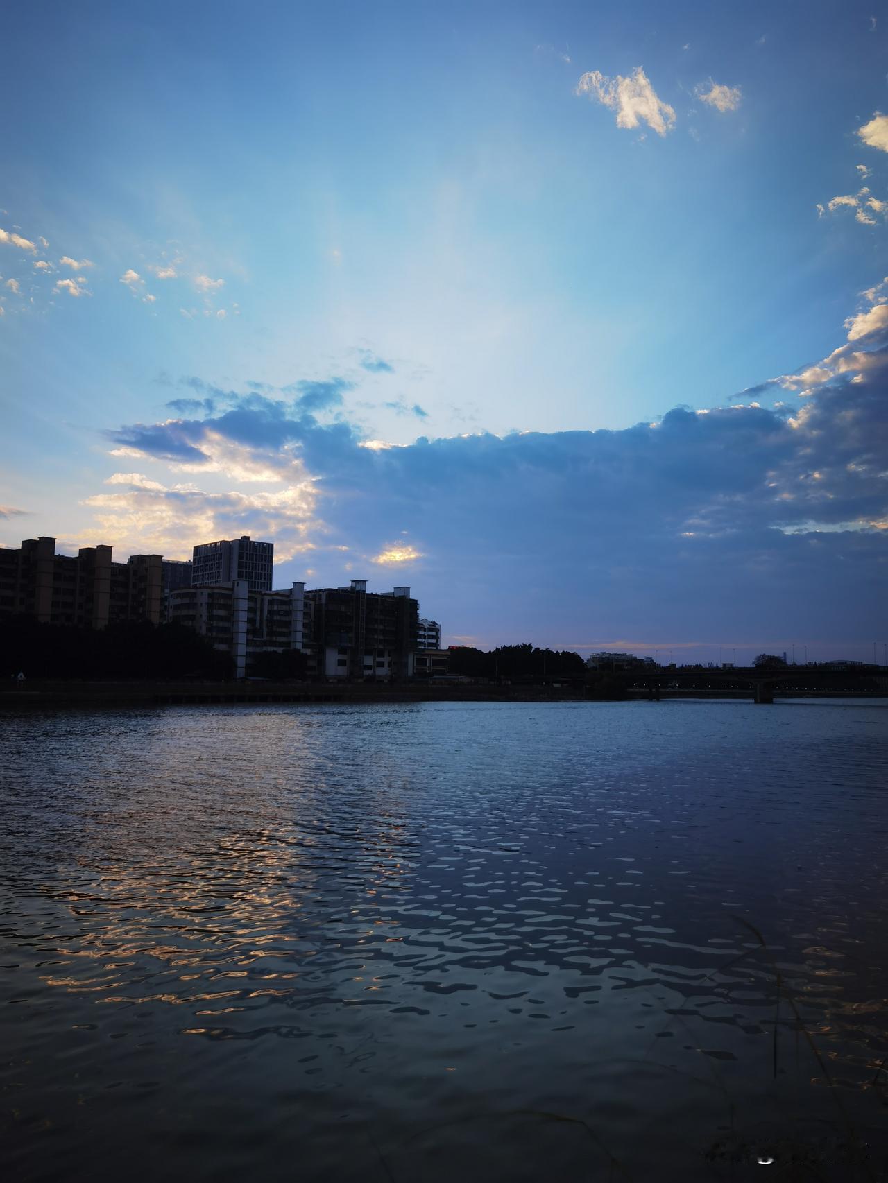 晒图笔记大赛今天的天空特别美，天空之湖，云海里的云朵象什么？象翻浪的鳄鱼吗？超梦