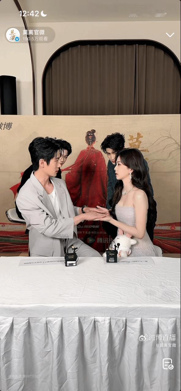 白鹿丞磊直播都红温了 直播间高能不断，简单互动就让两人状态拉满，扇扇子的小动作细