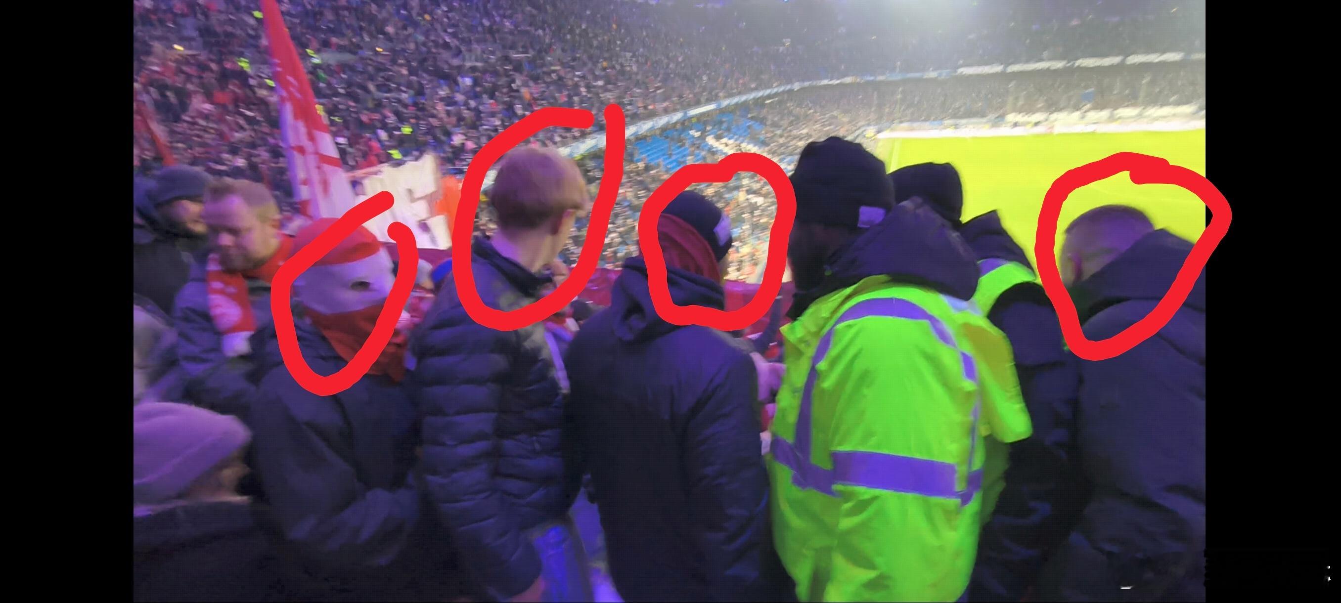 昨晚看球的经历很不开心，一个是真的冷，天寒地冻，全程站着看，差点冻僵，另一个是中