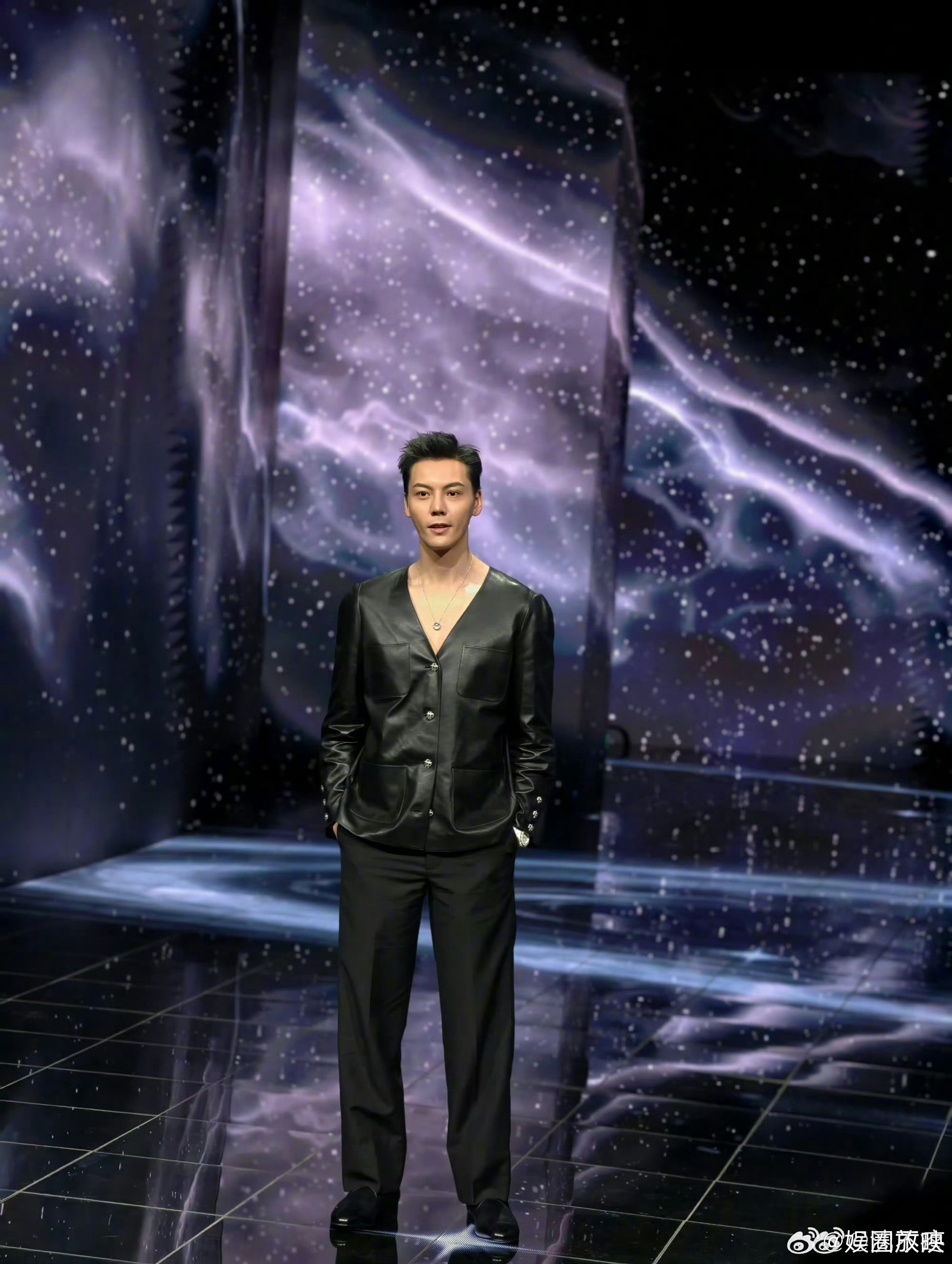 陈伟霆帅到被疑似AI陈伟霆亮相微博之夜，一身黑皮衣配星空幕布，帅到被网友调侃“疑