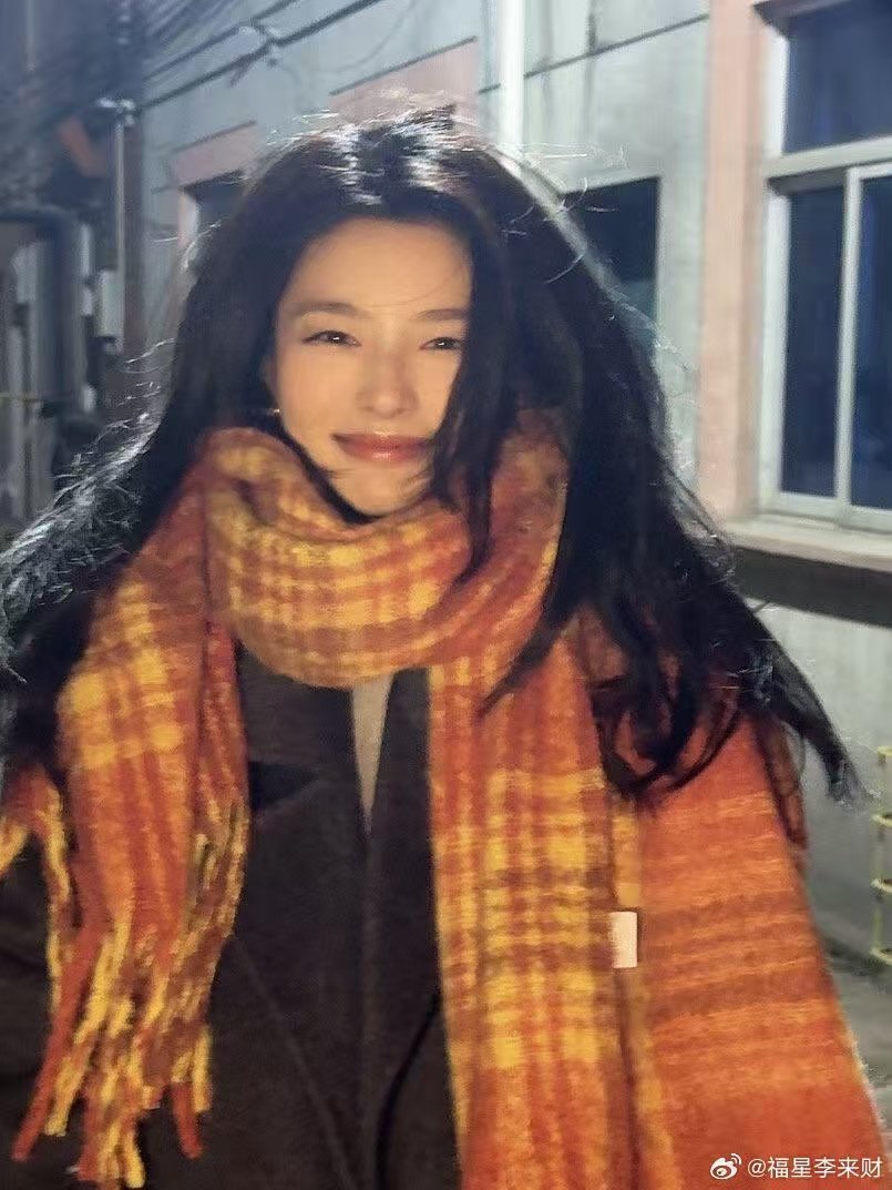 徐若晗桃花坞第一大漏勺 她直播讲桃花坞讲得眉飞色舞，完全忘记在直播，徐志胜赶紧打