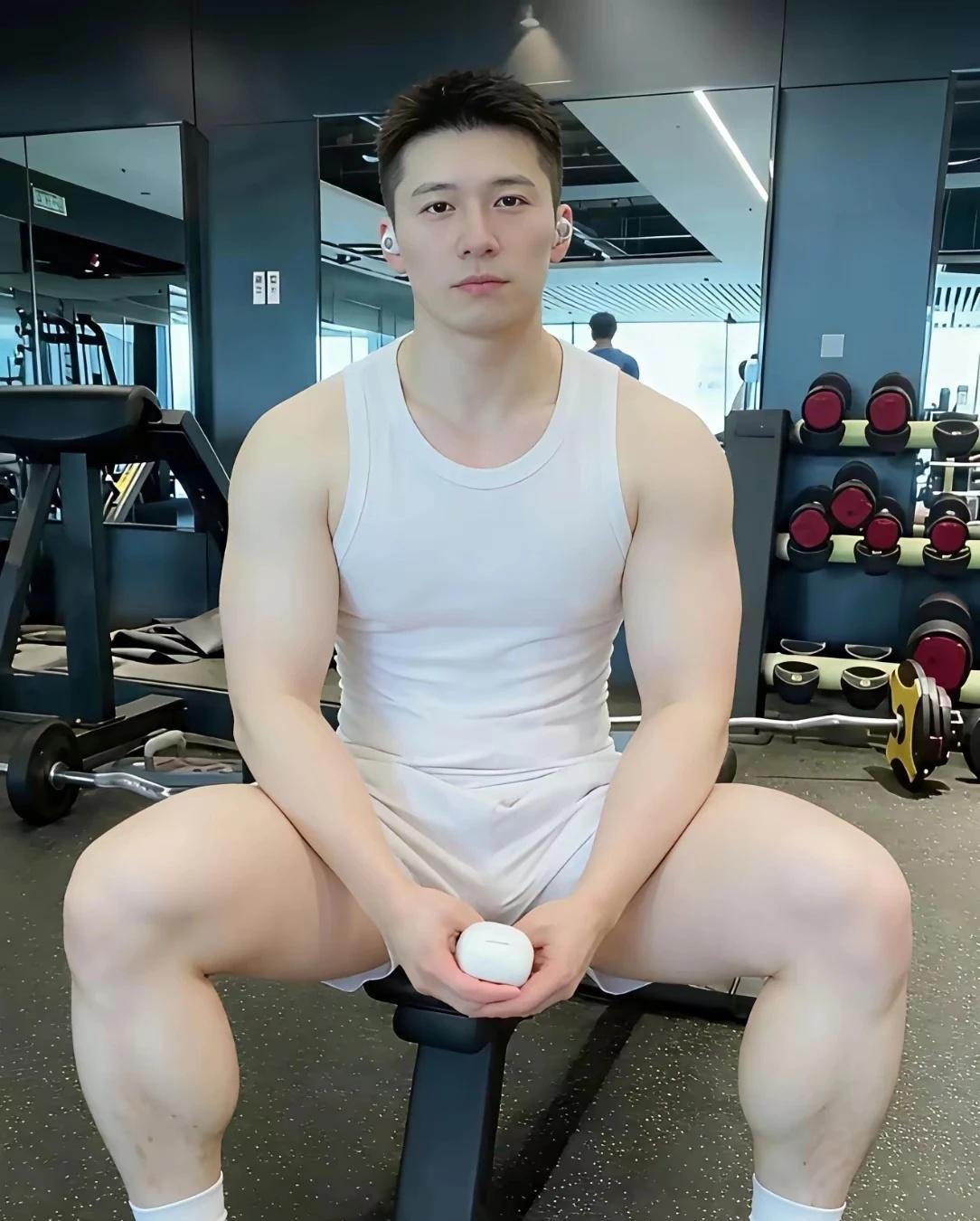 男人开始抢面膜，不是娘，是怕老。
上周我去华山医院陪哥们挂号，前面排了二十多个糙