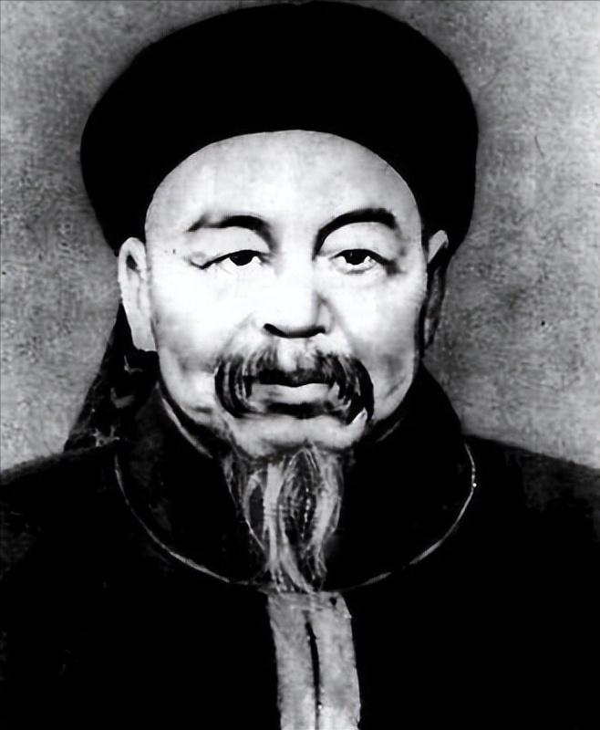 1885年，74岁左宗棠去世。慈禧听到以后十分伤心，她想起了左宗棠生前留下的奏章