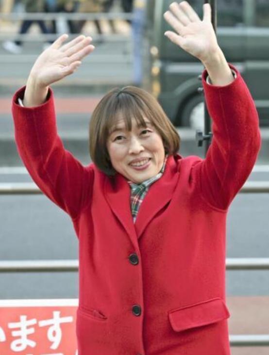 2月3日，日本读卖新闻说：“在众议院选举中，有一位身穿红衣的‘孤勇者’，她每天到