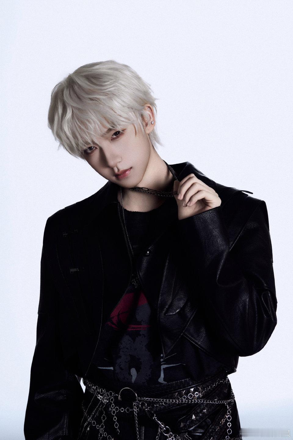 贺峻霖加冠大片白发贺峻霖白发贺峻霖，帅的，真是帅呀 