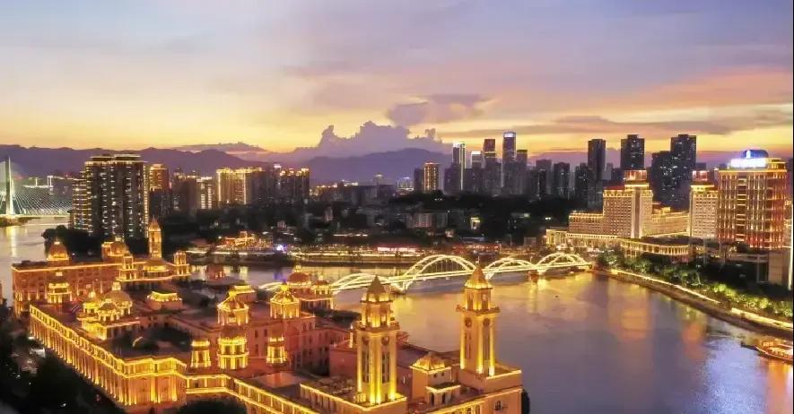 福州房价从一万三飙到两万八用了六年，从两万八跌回两万二只用四年。
我表弟21年咬