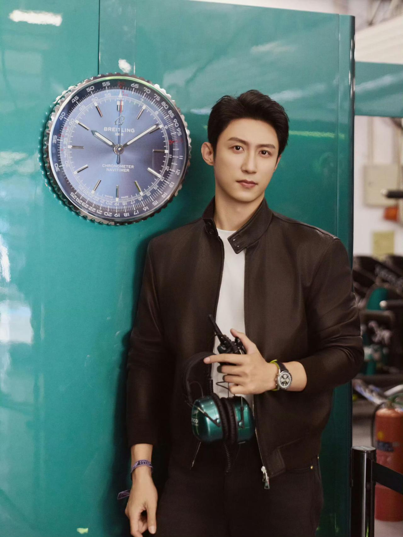 黄景瑜现身F1中国大奖赛！无刘海短发+皮衣，硬汉气场直接拉满
 
说到娱乐圈的硬