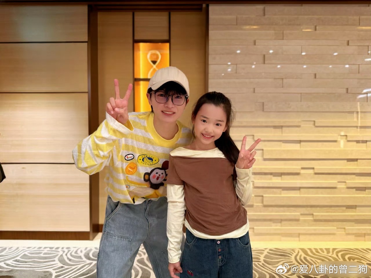 小酒窝发博天呐这波追星也太圆满了吧！跟着丫丫妈妈见到亚轩哥哥还握了手，发博的语气