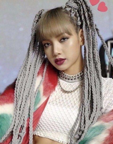 Lisa 这个发型有点像拖把。人还是漂亮的。