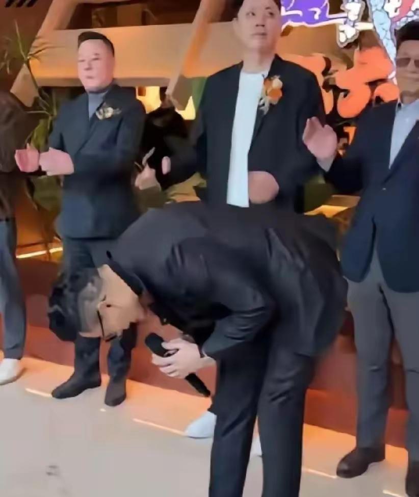 麻六记在某城市开张，小菲再多90度鞠躬表示感谢，都挽回不了小菲崩塌的路人缘！当观