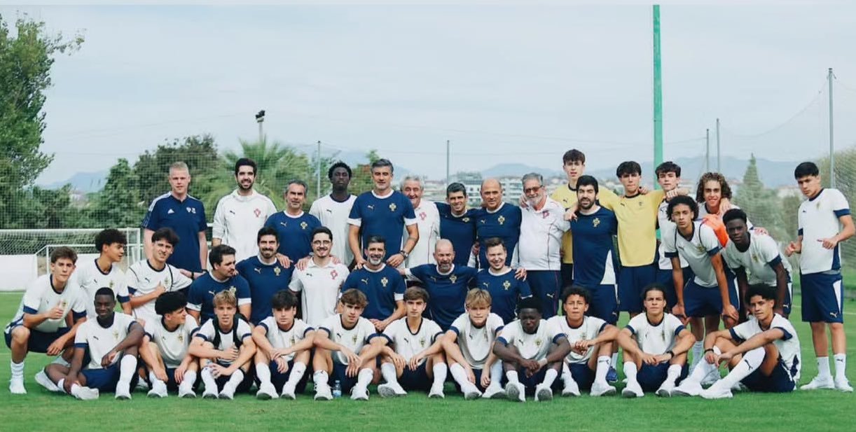 迷你宝怎么和他爹一样 拍照爱靠边边啊[喵喵] ​​​