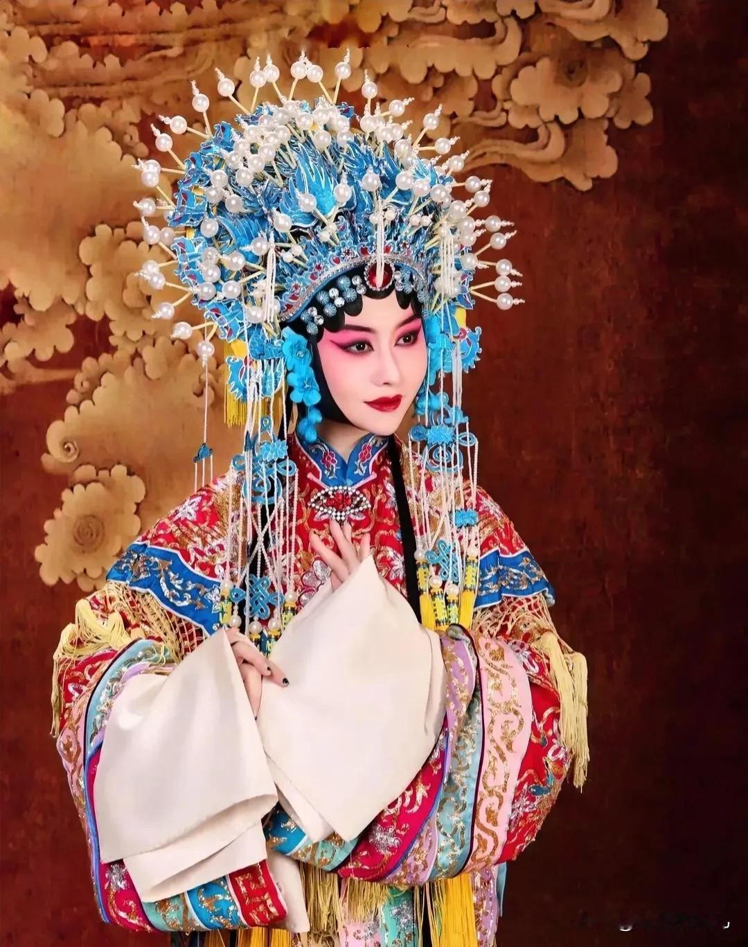 在公交车上有位老人在公放唱戏，
声音很高，我仔细听了一下也听不懂，
其实，我一直