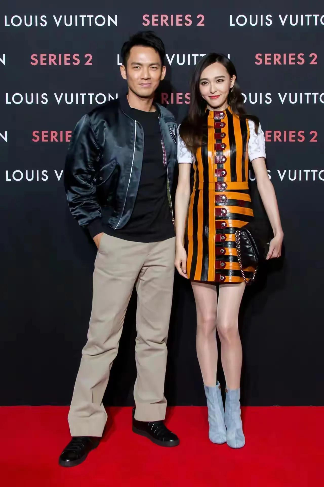 合影的时候像老朋友，合影之后就成了陌生人。肢体上的亲密无间和脸上的微笑，只不过是