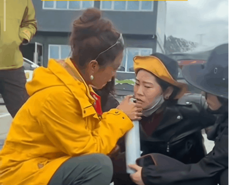 她离开的身影真美！
主持人周迅在景区给晕倒女子吸氧，有一个女孩一直用手帮她拖着氧