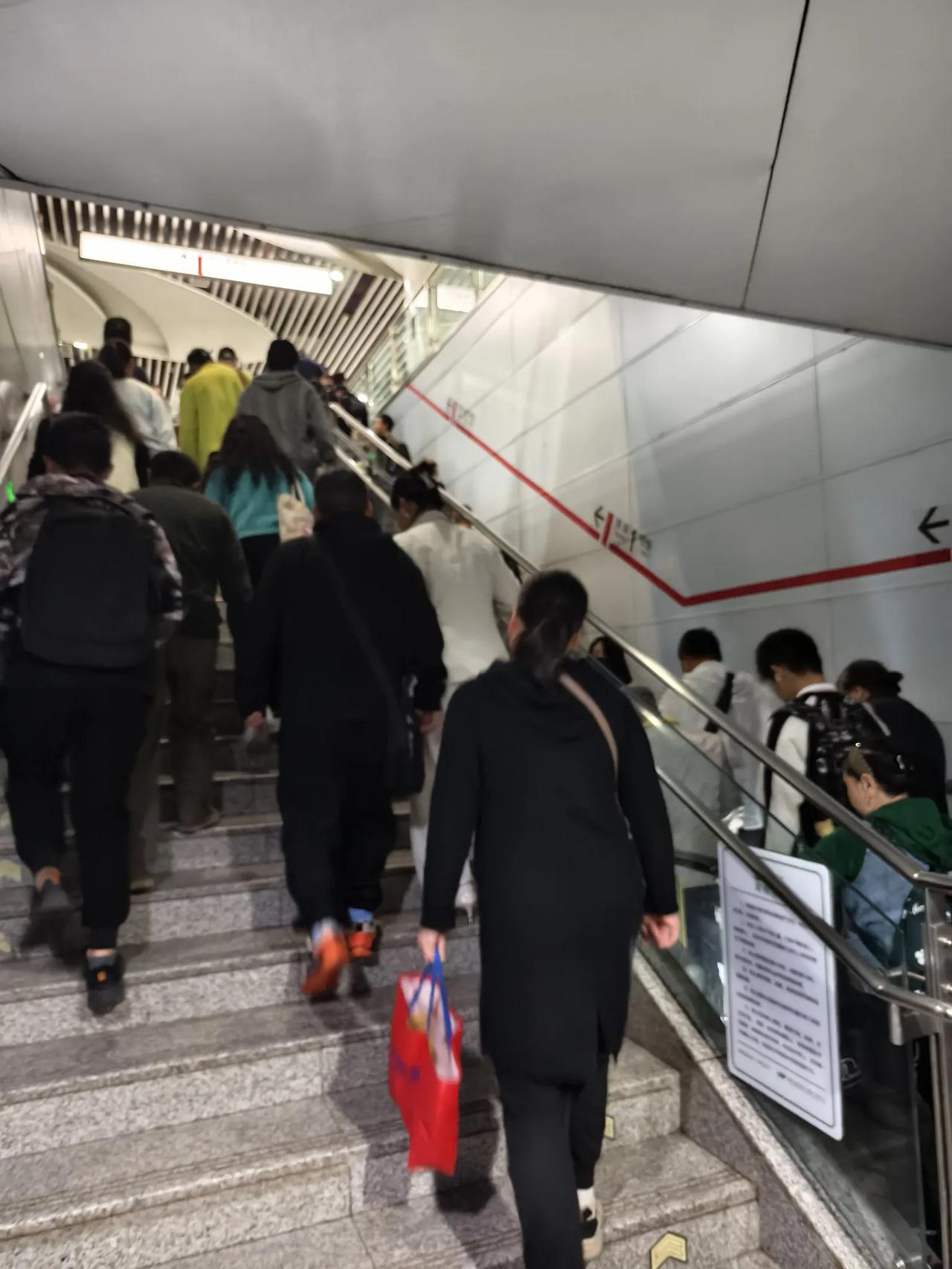 乘坐地铁
        ——南木子
清晨一早赶地铁，
站台换乘多拥挤。
都市生