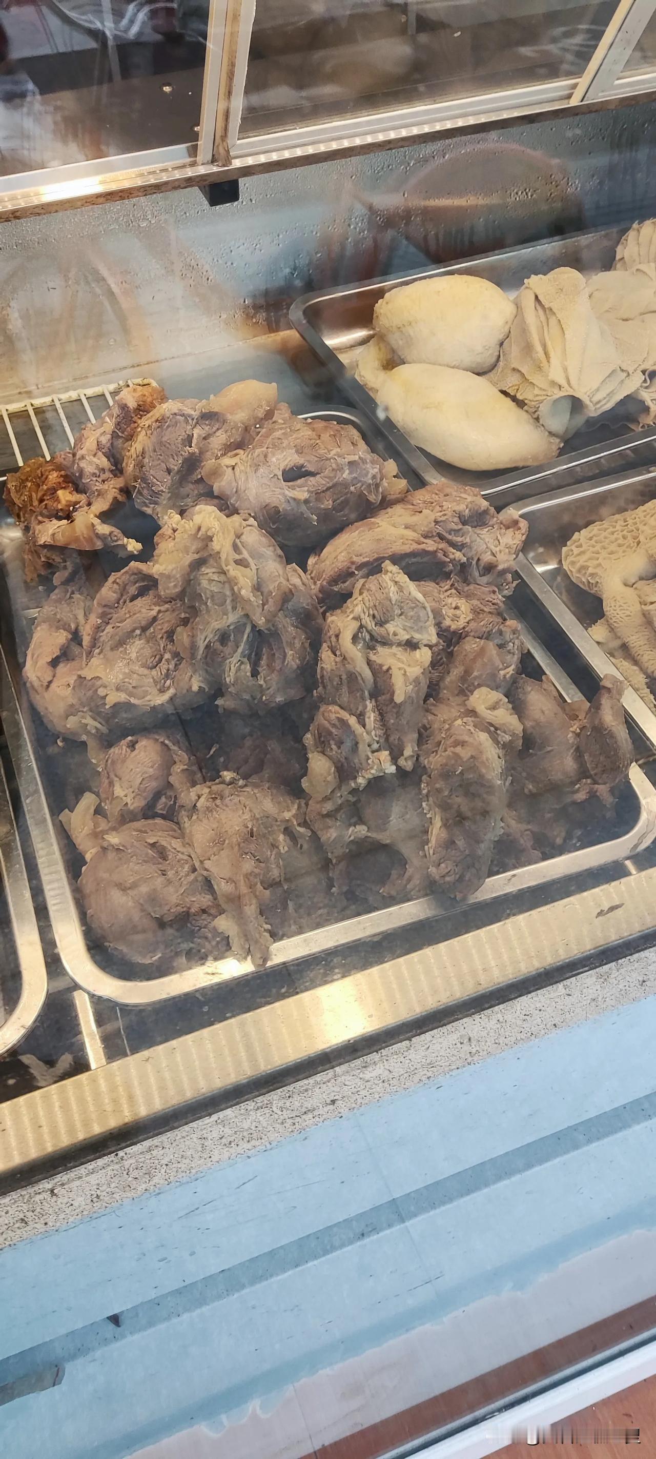 今年的牛肉真的便宜了很多，自从放开进口巴西、阿根廷牛肉以来，市场上都有20多一斤