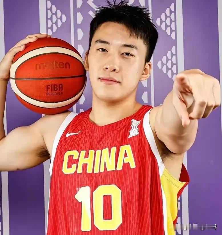 今天晚上中国男篮和新西兰的热身赛，郭士强应该改变打法，把球权给锋线试一试，这两场