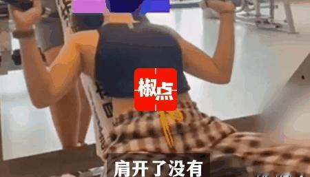 广东佛山，一女子在健身房上私教课时，男私教见女子胸大又挺，竟突然张开双手准备覆盖