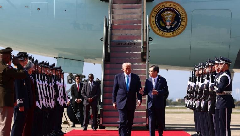 讨特朗普开心，韩国送上金色王冠
 
在今年上半年特朗普折腾过一轮之后，美国那帮盟