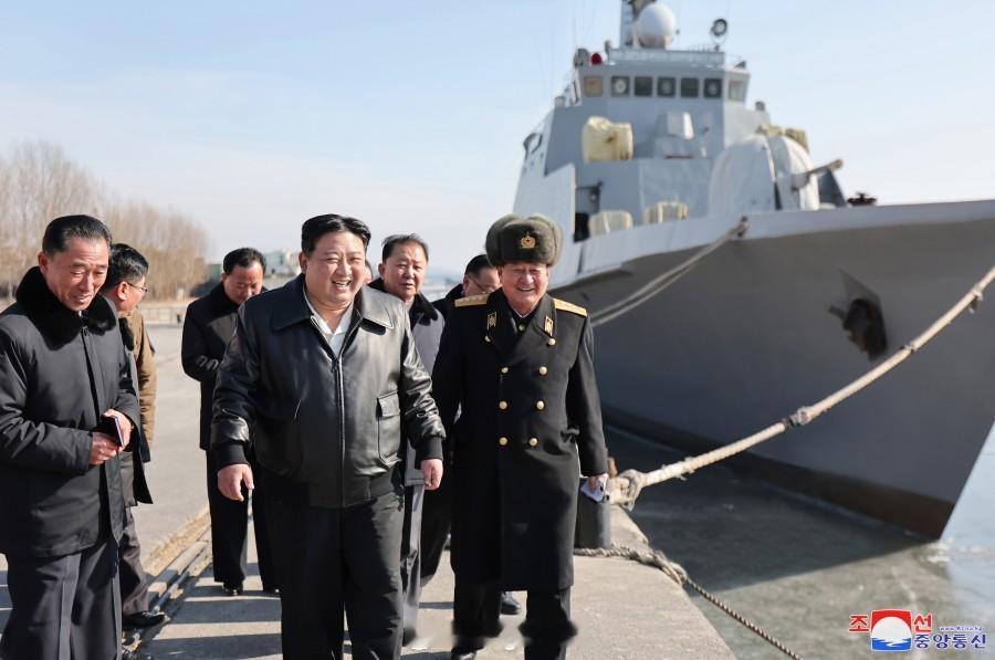 朝中社２月２日的报道：金正恩同志视察了南浦造船厂。同时韩国联合参谋本部（联参）2