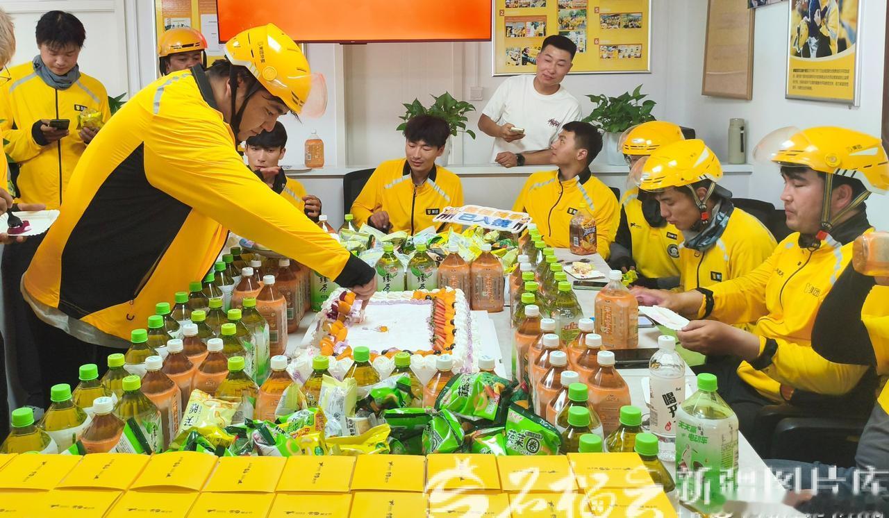 7月17日，乌鲁木齐最高气温攀升至38℃，外卖骑手专属节日“717骑士节”如期到