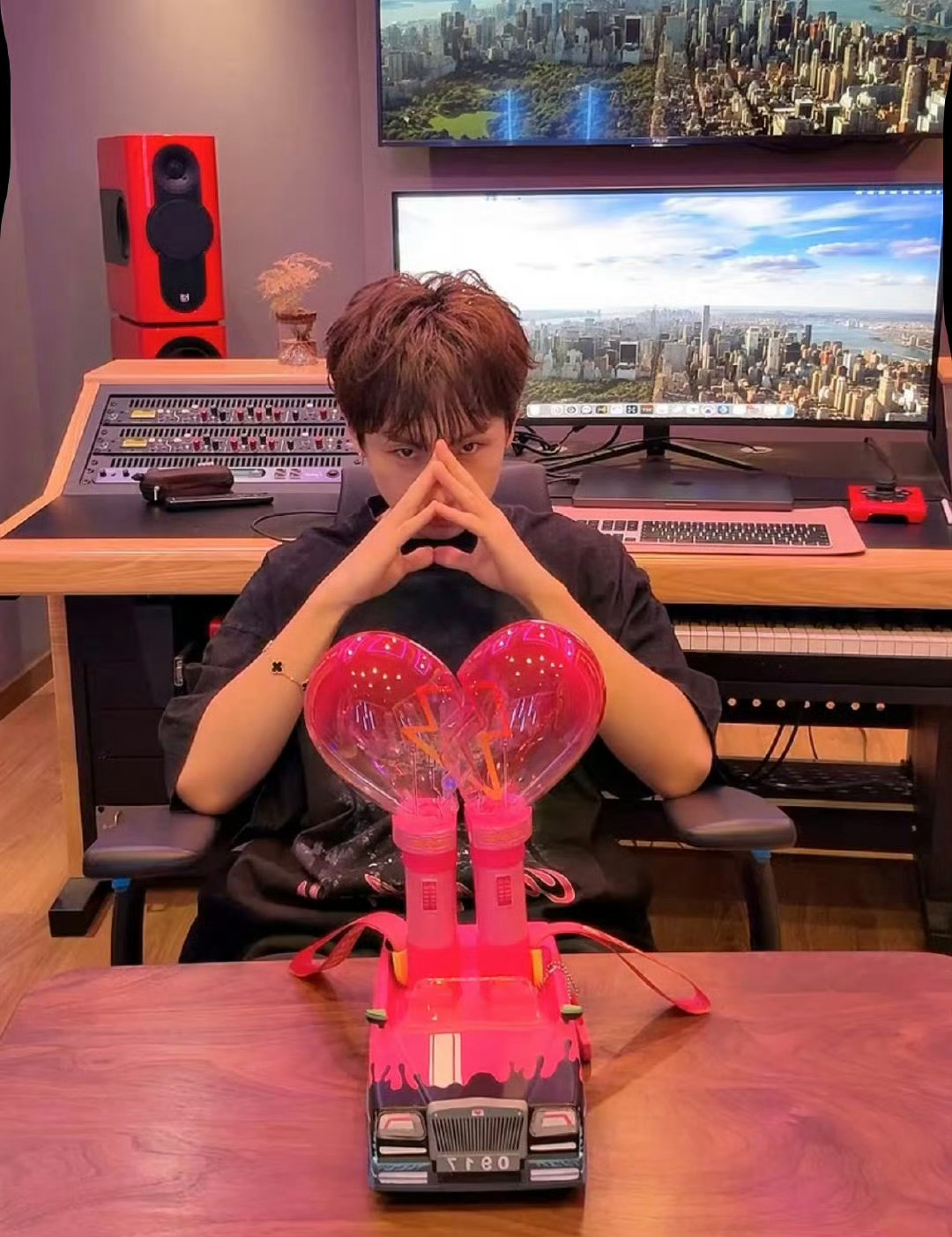 虽然直播说了很多大事，但好像有人一直在耍帅哦，这个不经意间的pose也是帅的 