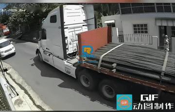 估计大货车上不去，而且还刹不住了。
骑摩托车的男子反应真快，若不是把摩托车快速拉