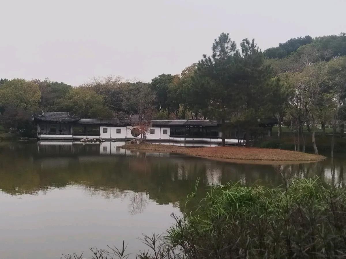 水波荡漾，亭台楼阁。