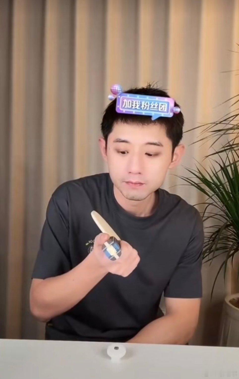 张继科晒樊振东亲签球拍国乒的传承从来都藏在这些小细节里！张继科晒出樊振东亲签球拍