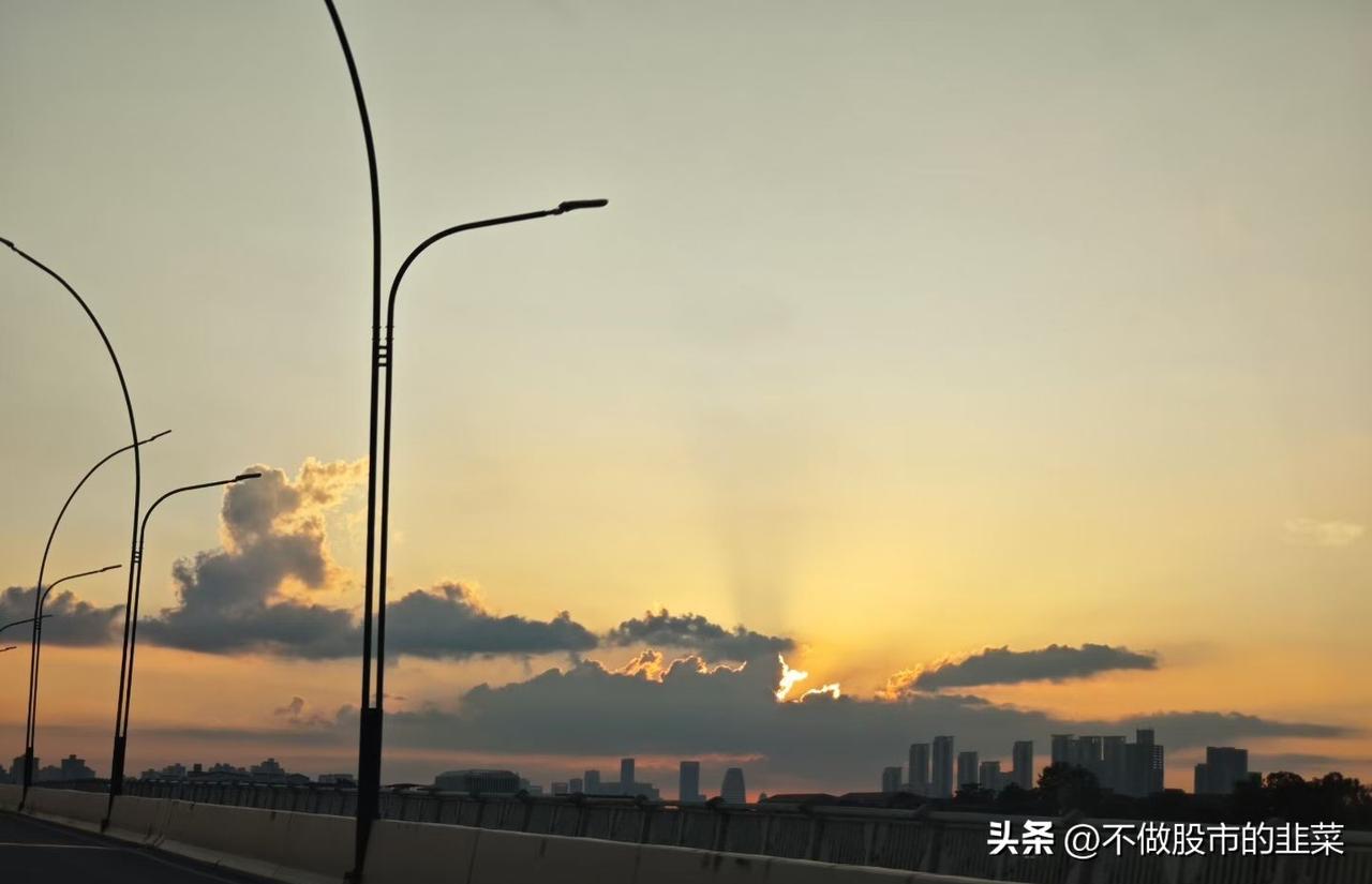 这条主线明日重点盯紧！市场分化下别再盲目追涨杀跌
 
不少股民这两天陷入两难：重