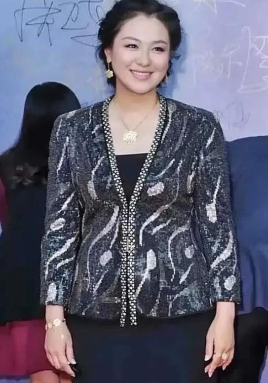 这是我见过沈傲君的最美的一张照片，不仅长着一副国泰民安的脸，笑容也很迷人，她笑起