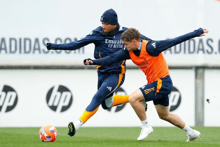 姆巴佩[超话]  今日训练⚽️🏃🏽🍊连续降雨的马德里🌦️姆巴佩 ​​​