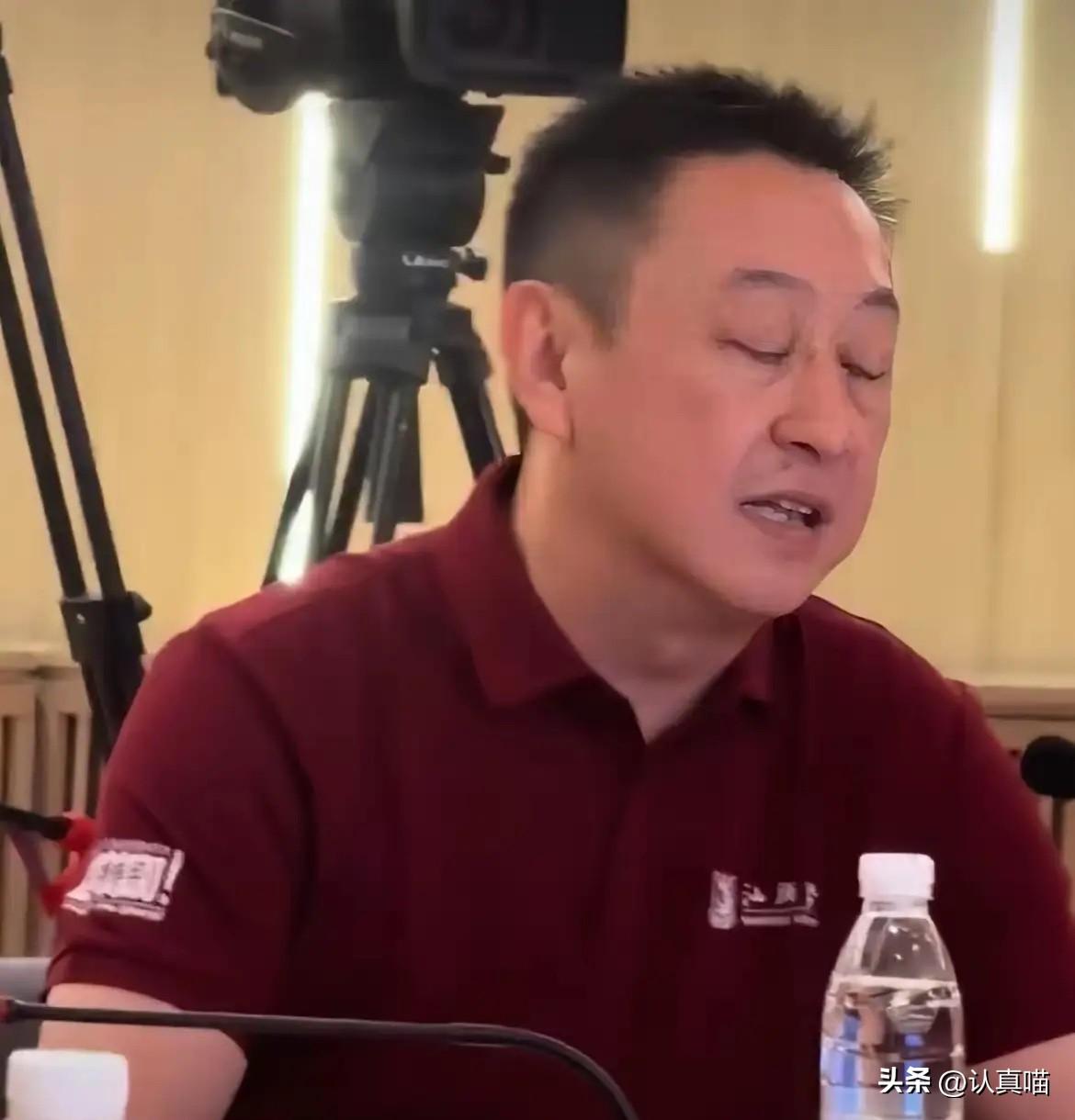 唐锐这场见面会，
直接把谣言摁在地上摩擦。
有人说李嘉诚不给钱了、汕大走下坡路了