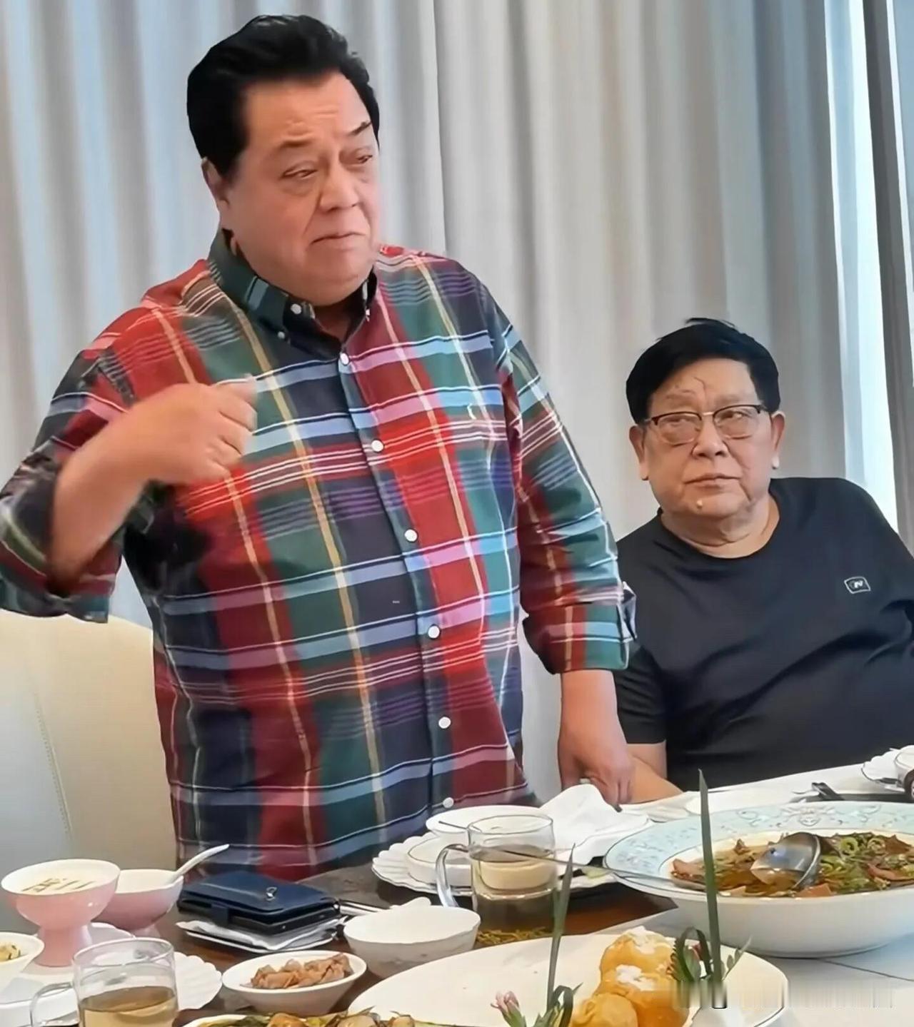 著名的相声演员李金斗真是宝刀未老啊，78岁了看起来气质还这么好，头发依旧乌黑发亮