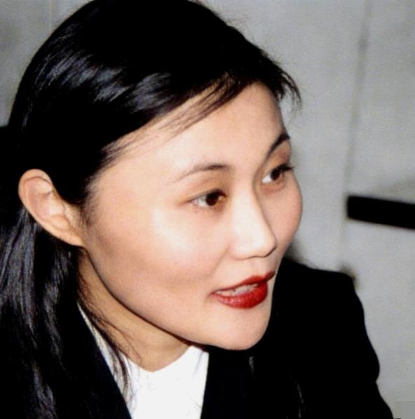 别再只盯着谷爱凌了，看看她妈谷燕26年前在干嘛。

1998年，很多人还在想着怎