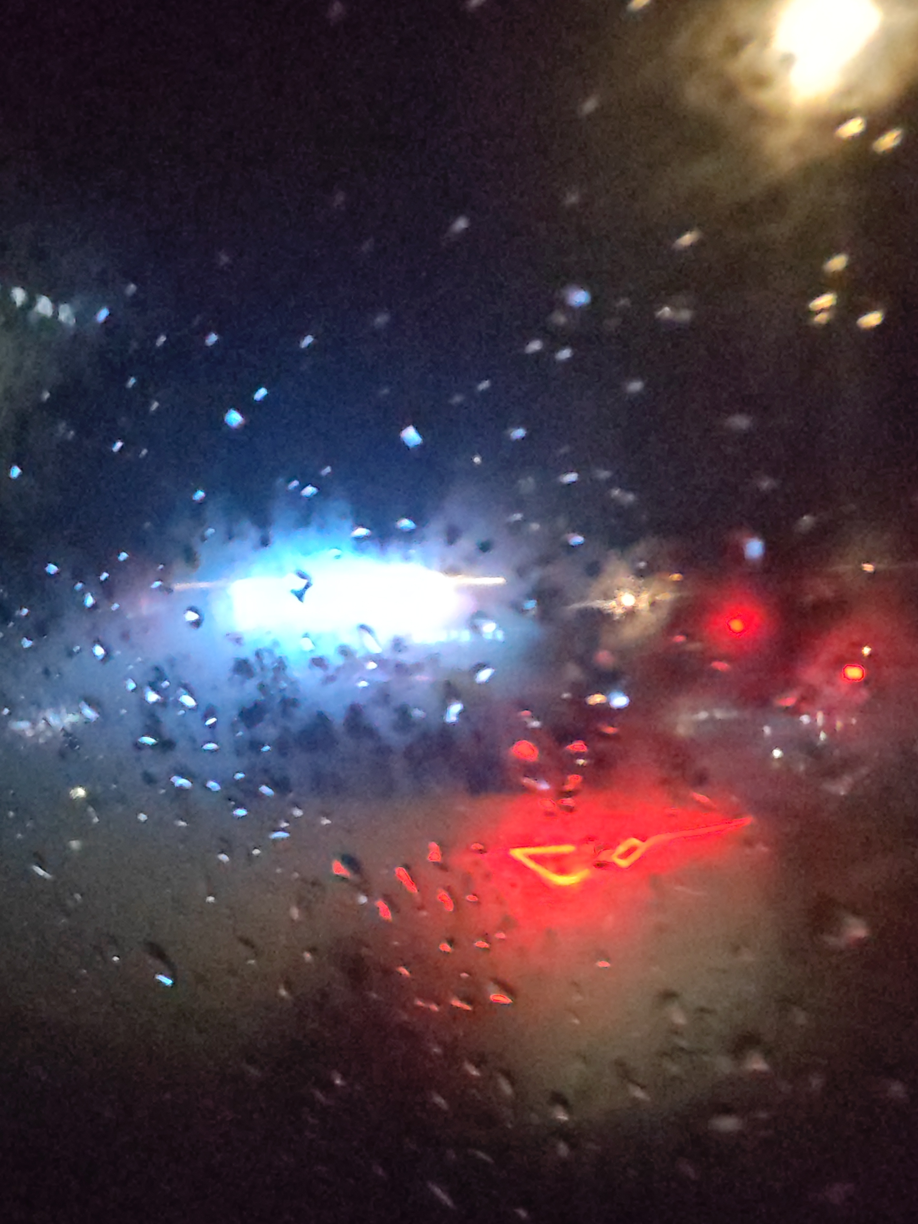 下小雨今天的小哥哥有点帅这辆车也很nice车内很干净有淡淡的香水味应该是蔚蓝车内