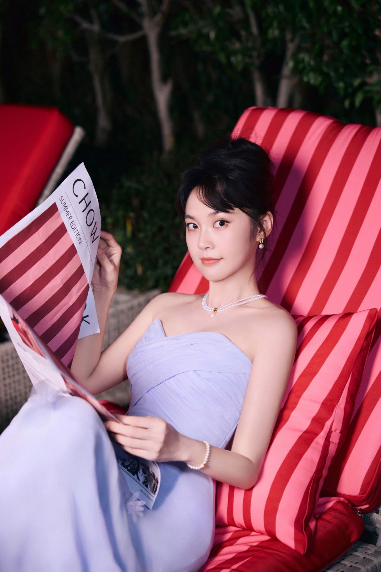 张佳宁在逃夏日精灵 张佳宁是海风不慎放走的夏日精灵！薄暮蓝光里，裙袂翻飞似浪，她