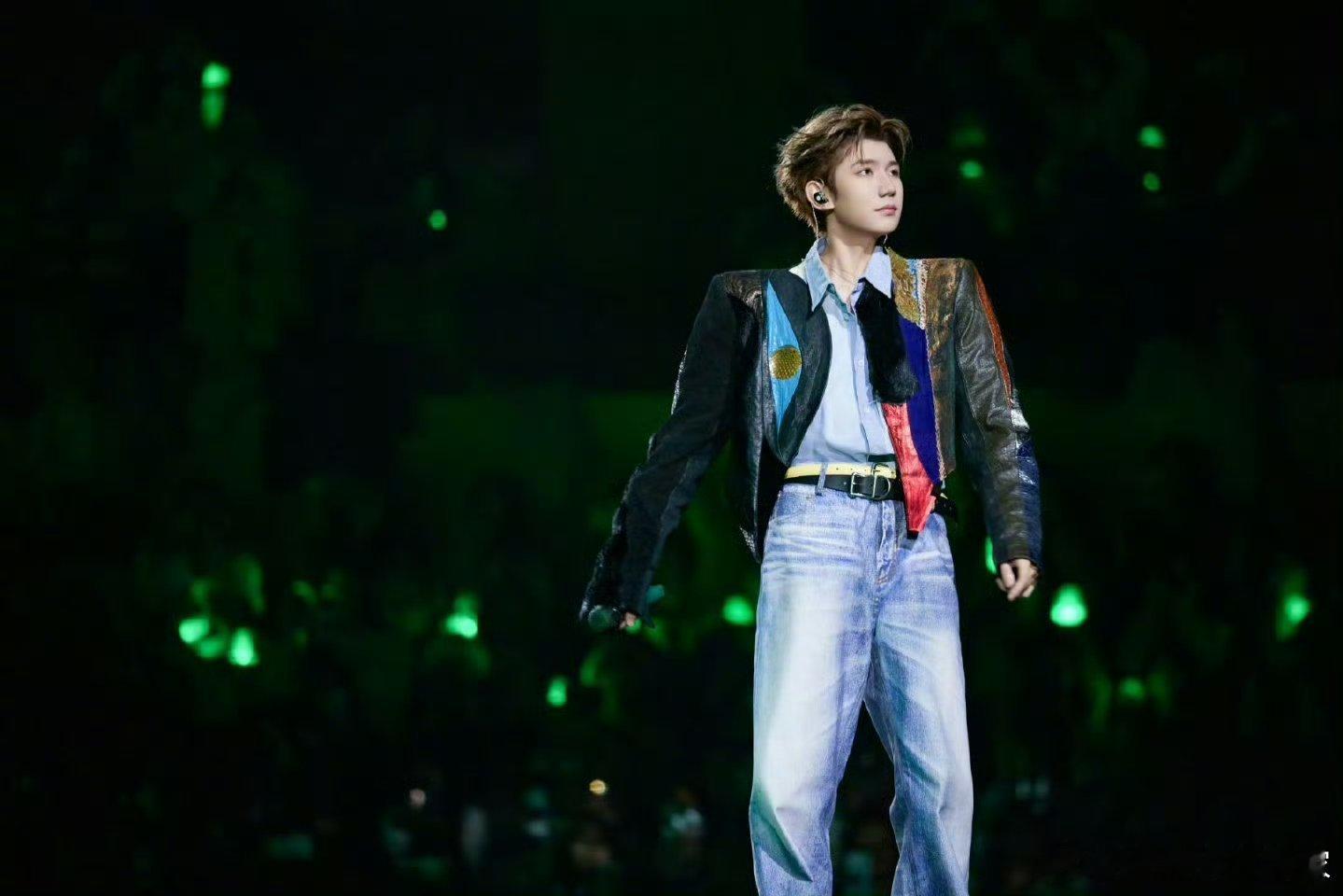 王源跨年演唱会演绎第67套高定，累计16个品牌67套 高定小王子啦！ 