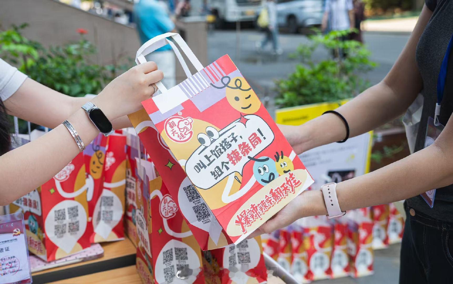 【长沙开学迎新的主打色是红色】欢迎新同学！近日，长沙各高校迎来了开学季，作为一个