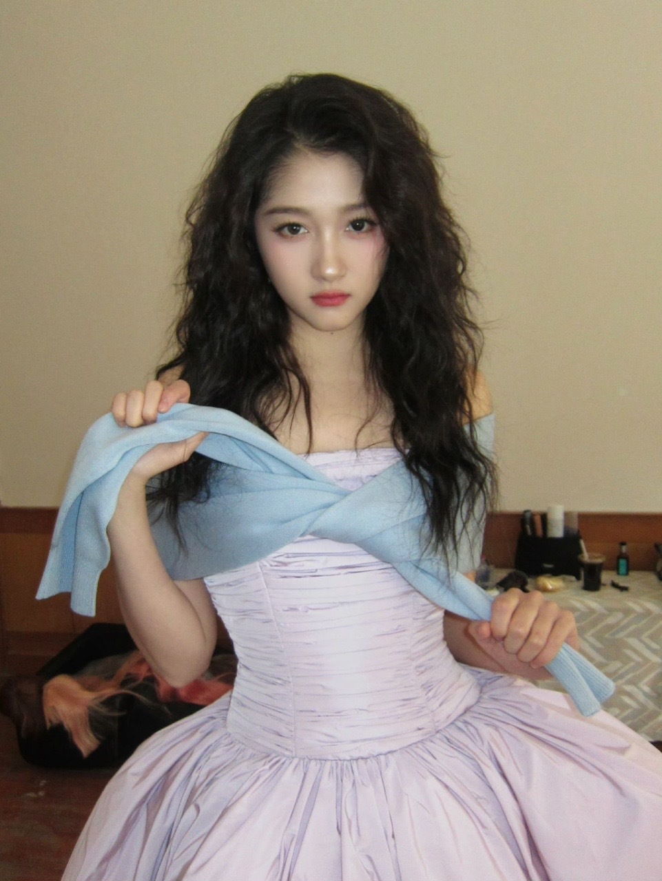 关晓彤关晓彤暖阳中拍摄 完全公主来的～ 