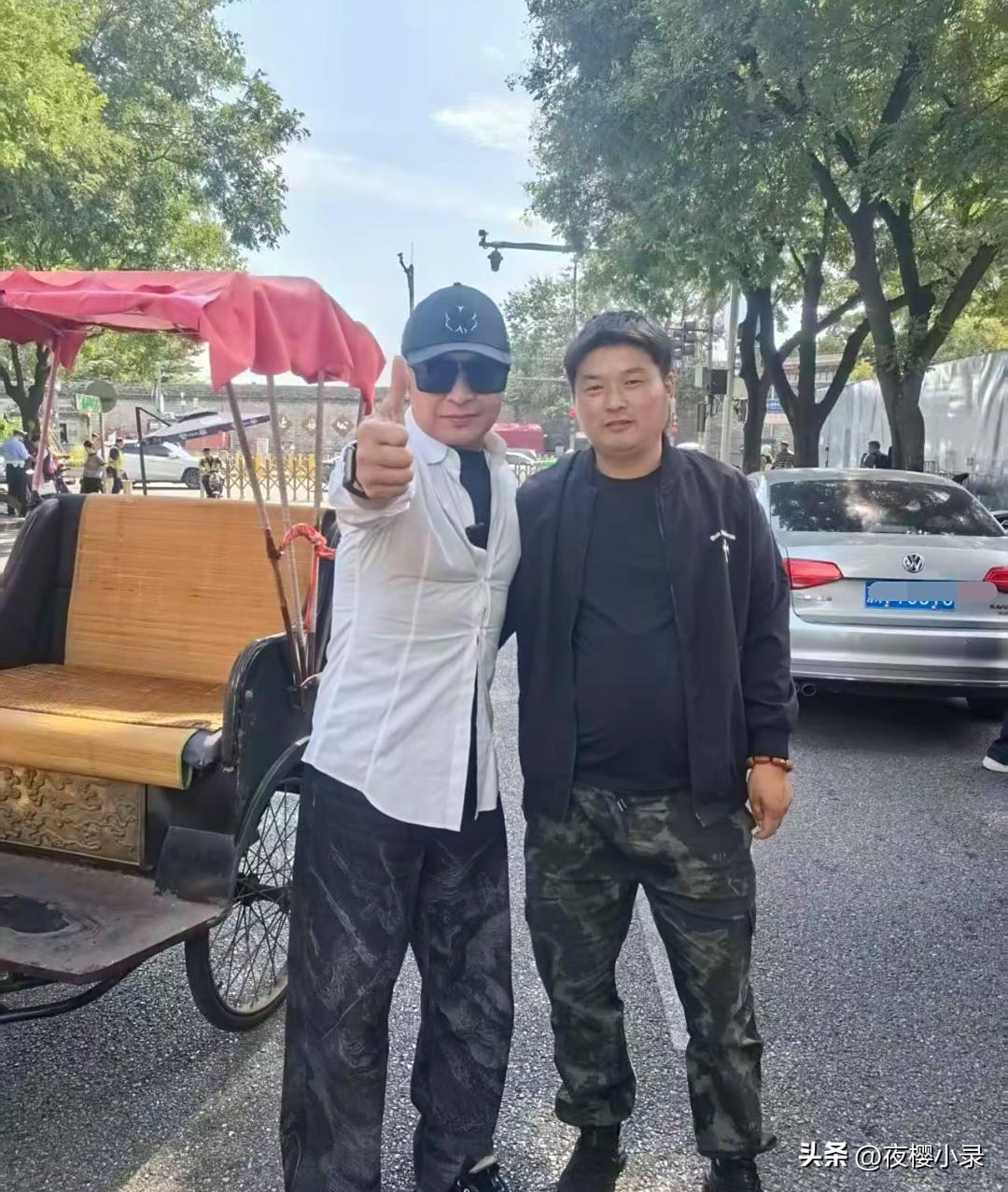 63岁马景涛在杭州街头被偶遇，他现在看起来有点奇怪，穿衣打扮一言难尽，气质变姨化